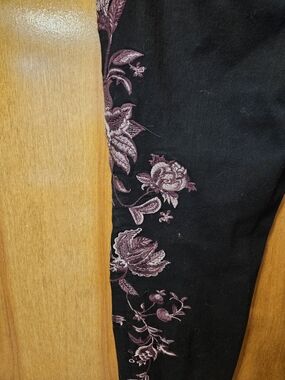 Chico's Black Pants with Mauve Floral Embroidery Trim